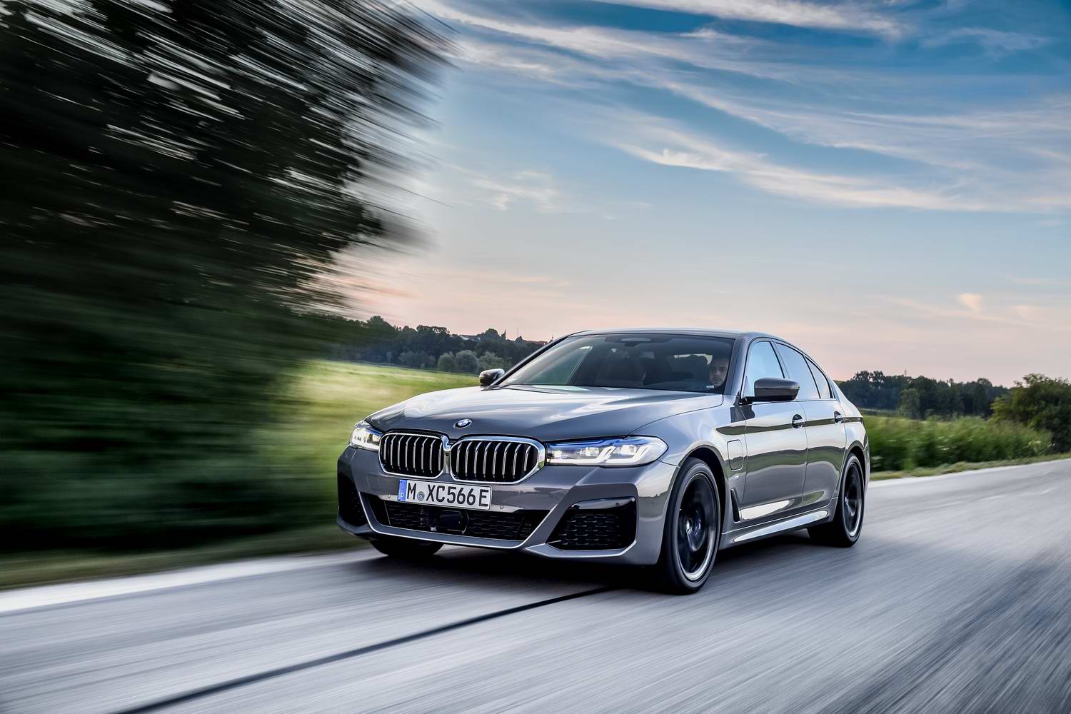 Car Reviews | BMW 545e plug-in hybrid (2021) | CompleteCar.ie
