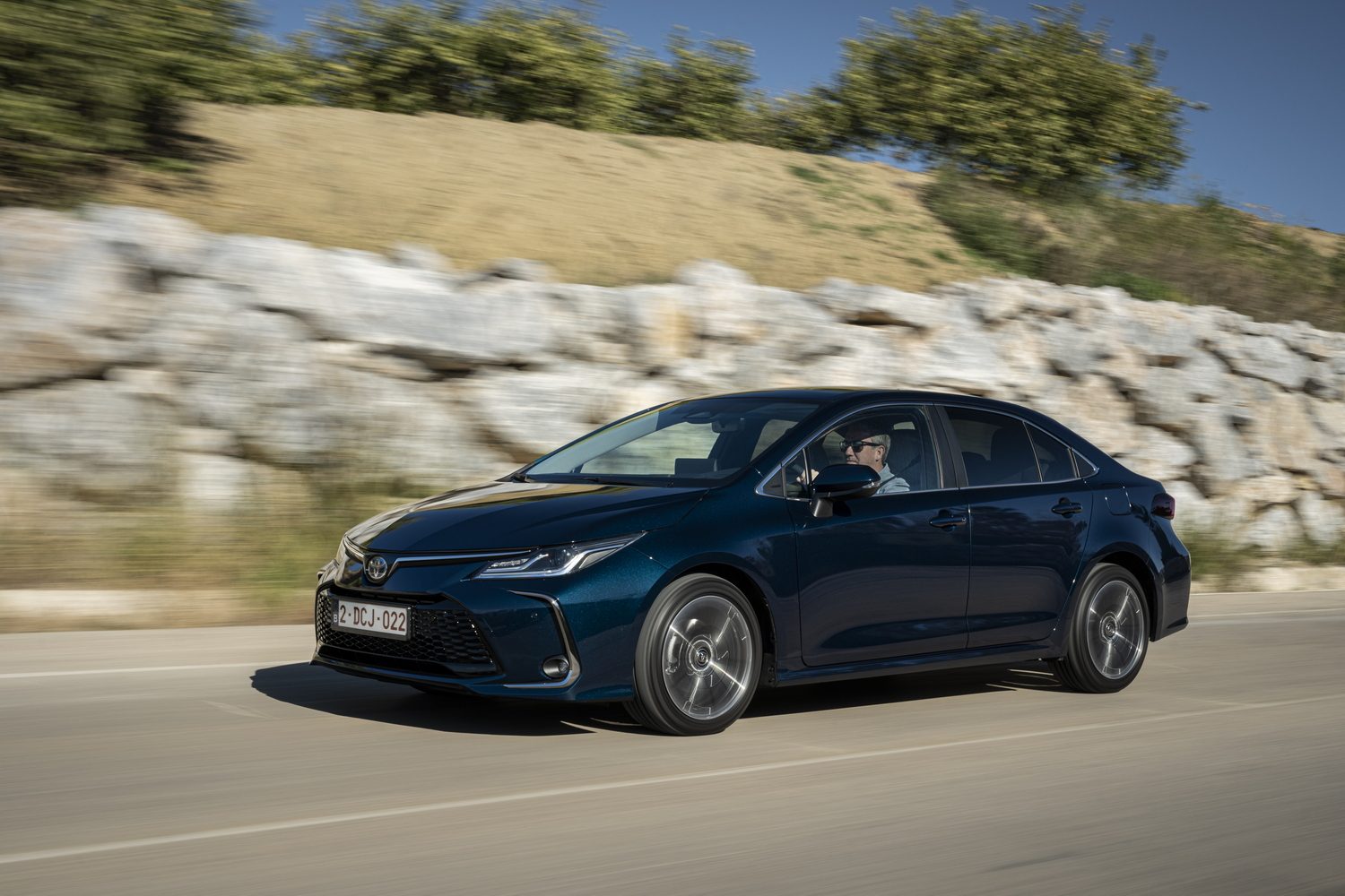Car Reviews | Toyota Corolla 1.8 Hybrid Saloon (2023) | CompleteCar.ie