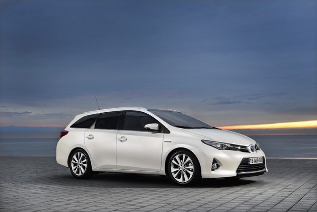 Car Reviews | Toyota Auris Touring Sports Hybrid | CompleteCar.ie