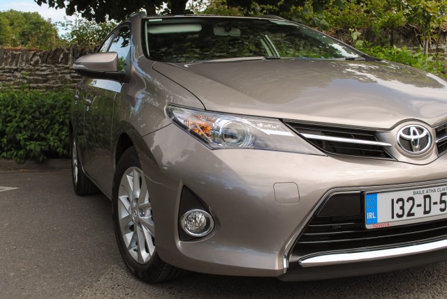 Car Reviews | Toyota Auris Touring Sports | CompleteCar.ie