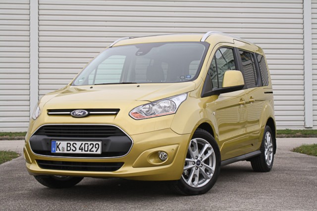 Car Reviews | Ford Tourneo Connect | CompleteCar.ie