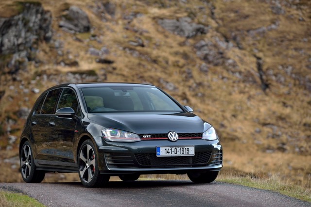 Car Reviews | Volkswagen Golf GTI Performance | CompleteCar.ie