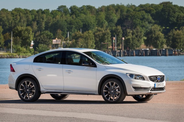 Car Reviews | Volvo S60 Cross Country | CompleteCar.ie