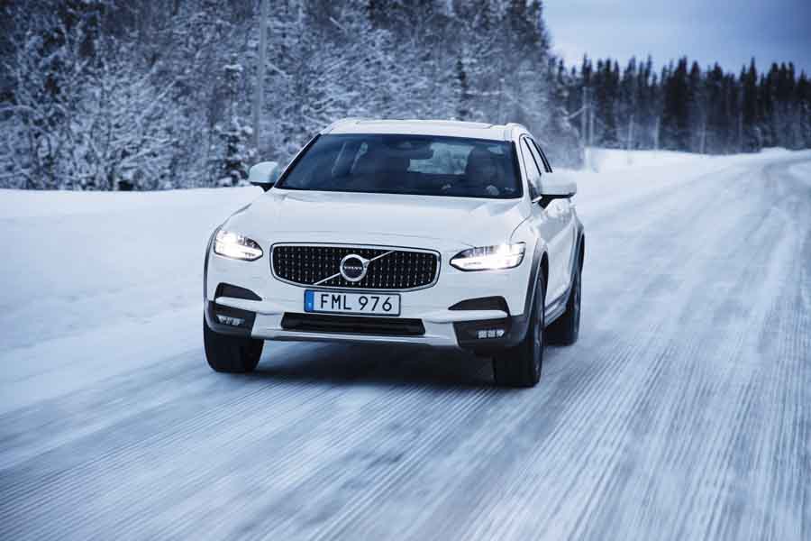 Car Reviews | Volvo V90 Cross Country | CompleteCar.ie