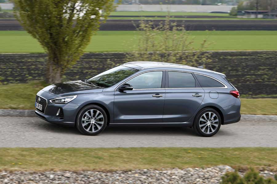 Car Reviews | Hyundai i30 1.6 diesel Tourer | CompleteCar.ie