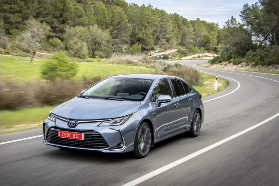 Toyota Corolla 1 8 Hybrid Saloon 2019 Reviews Complete Car