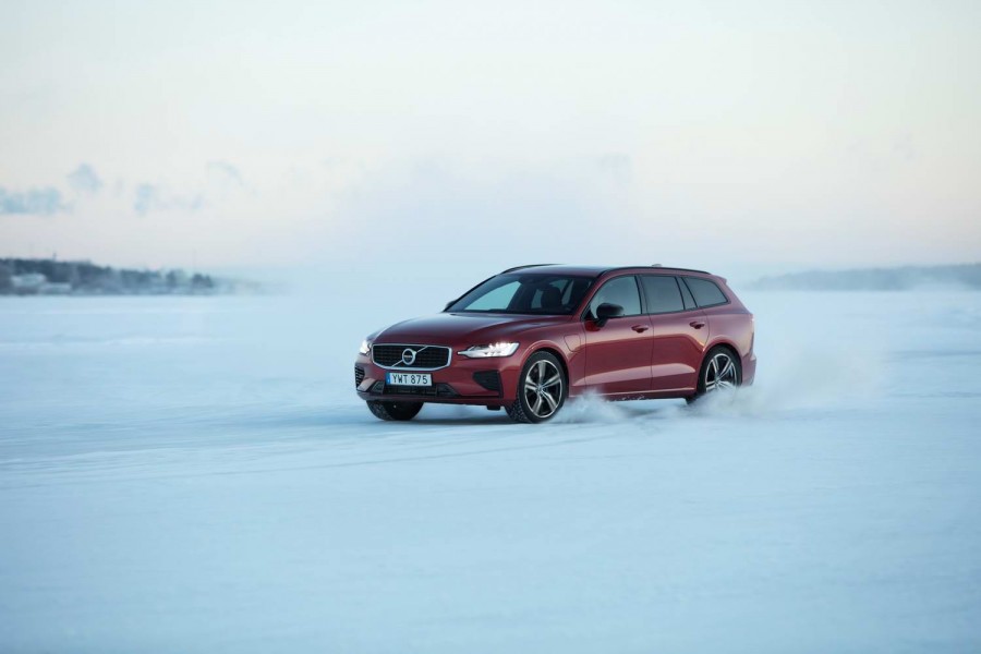 Car Reviews | Volvo V60 T8 AWD hybrid (2019) | CompleteCar.ie