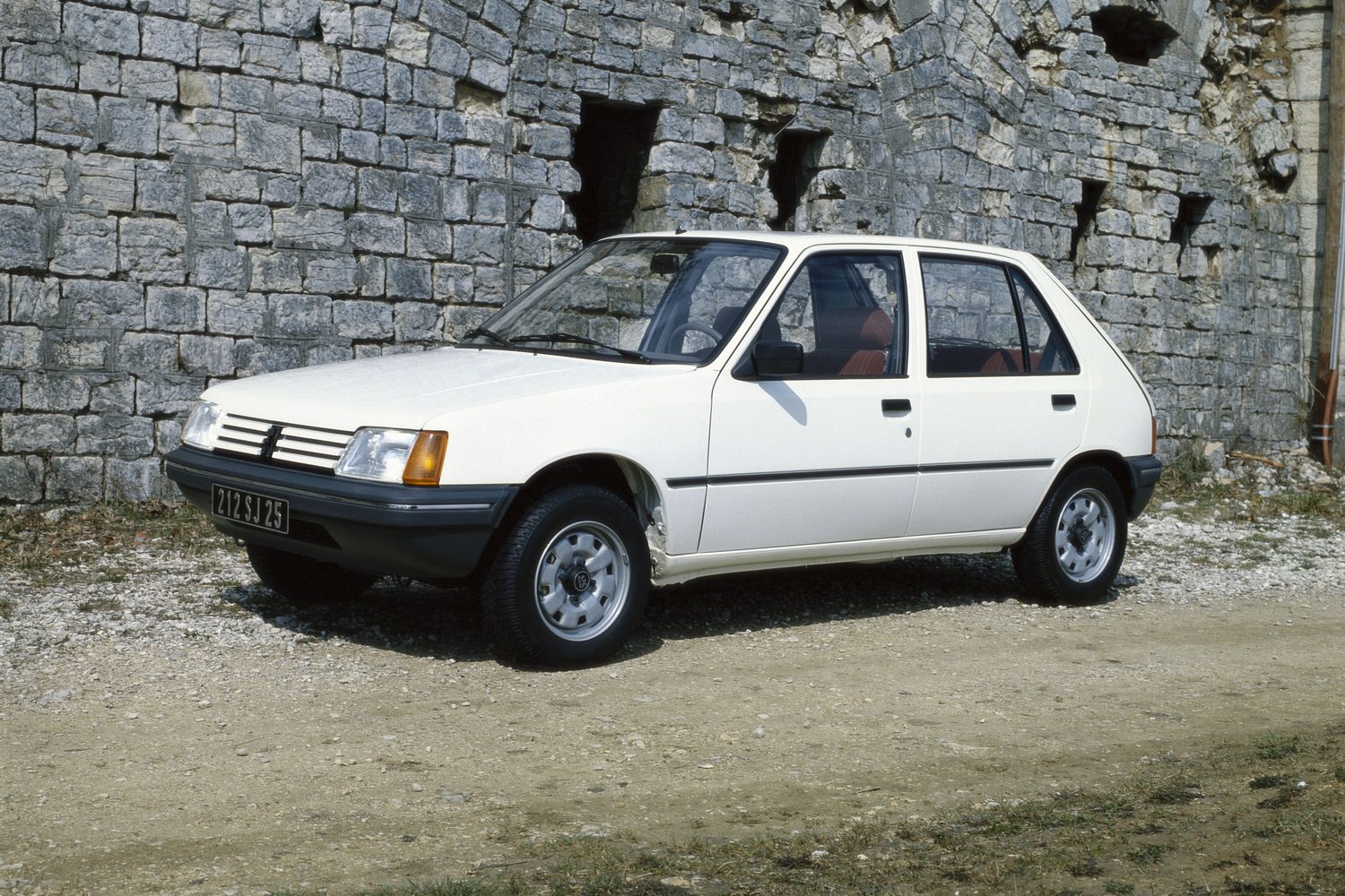 Complete Car Features | Happy birthday Peugeot 205!