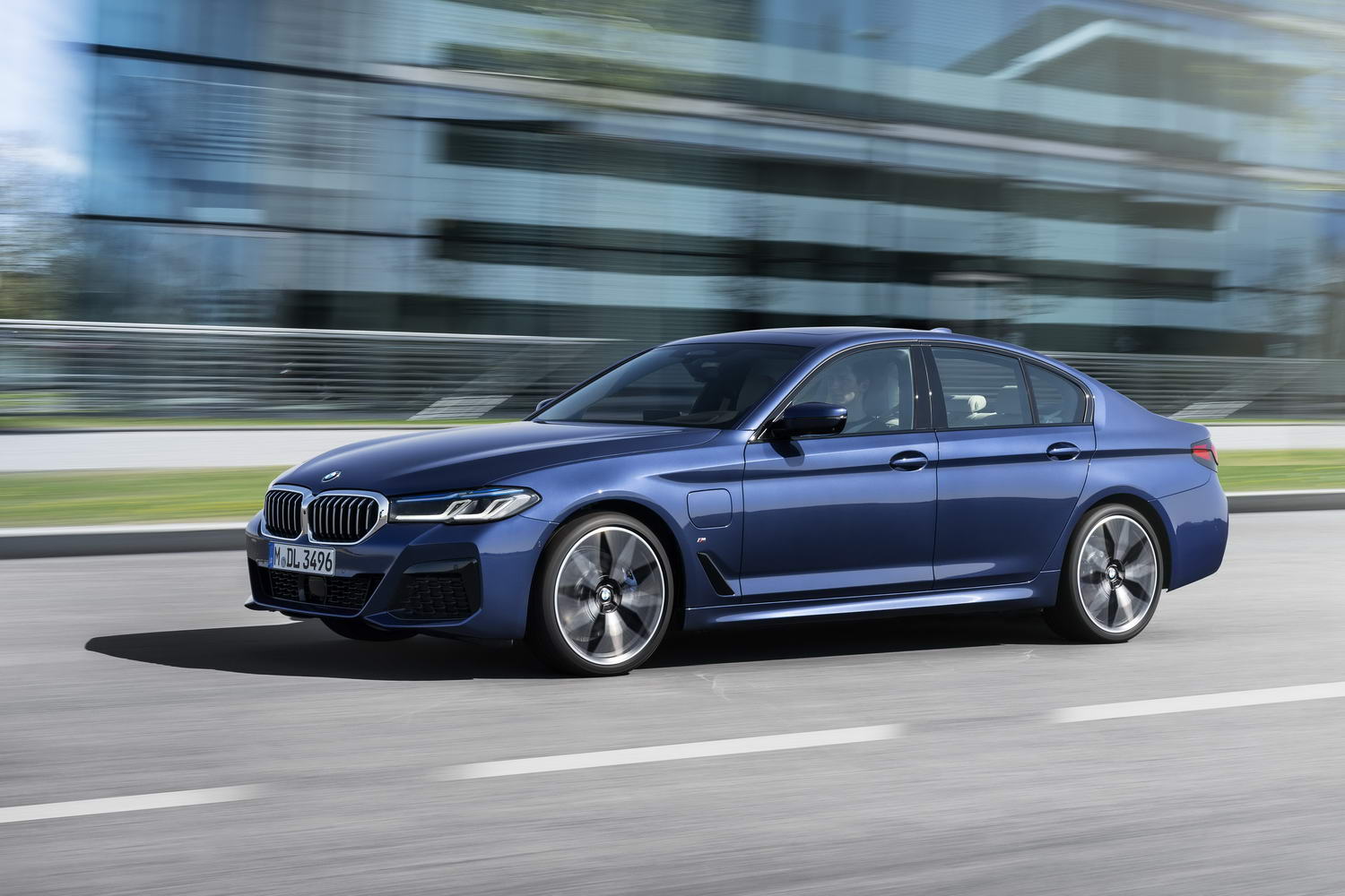 BMW 530e hybrid 'LCI' 2021 image gallery - car and motoring news by