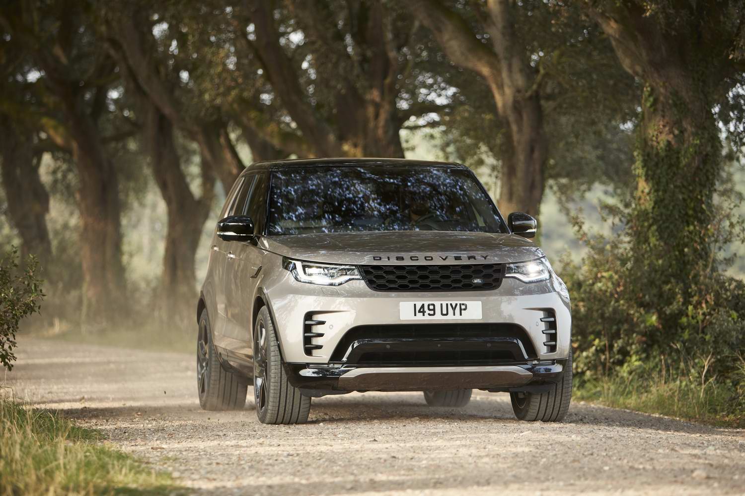 Land Rover shows off 2021 Discovery - car and motoring news by CompleteCar.ie