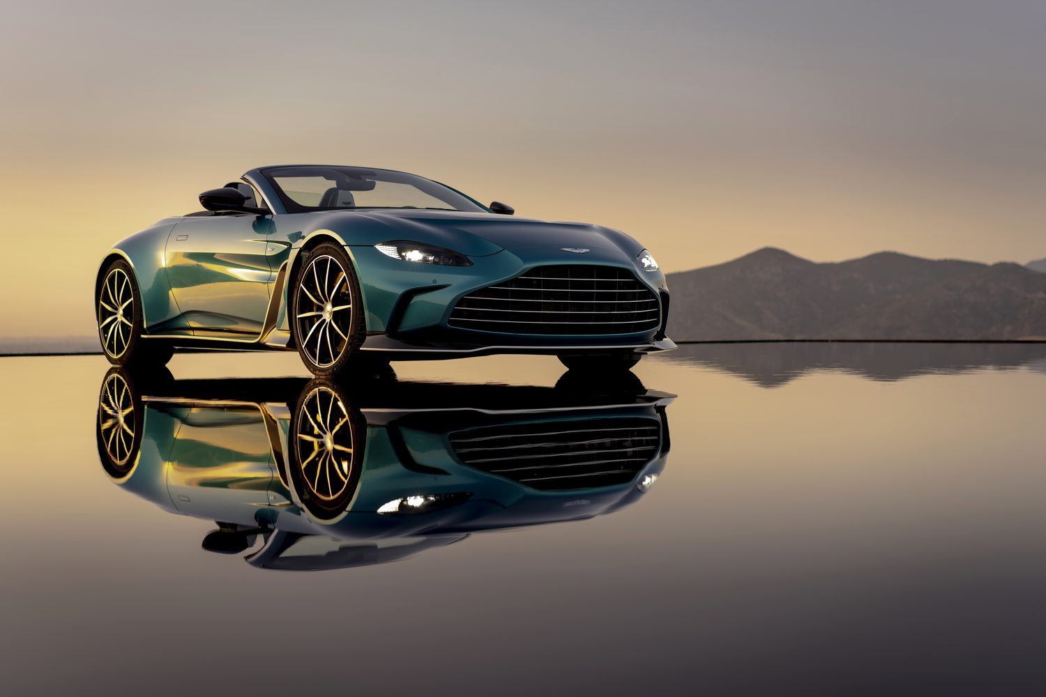 Aston Martin V12 Vantage Roadster unveiled