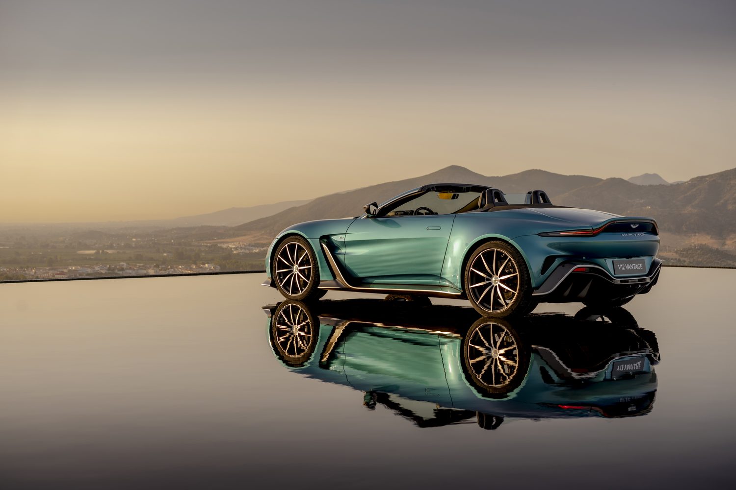 Aston Martin V12 Vantage Roadster unveiled