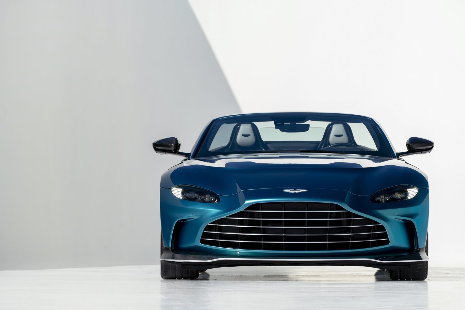 Aston Martin V12 Vantage Roadster unveiled