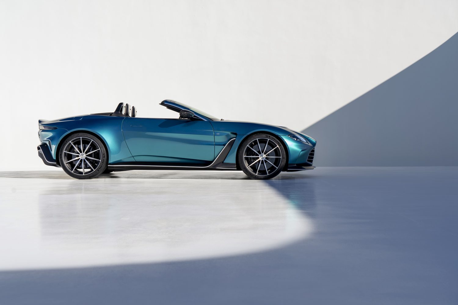 Aston Martin V12 Vantage Roadster unveiled