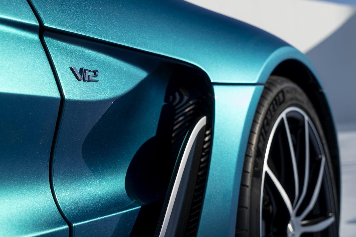 Aston Martin V12 Vantage Roadster unveiled
