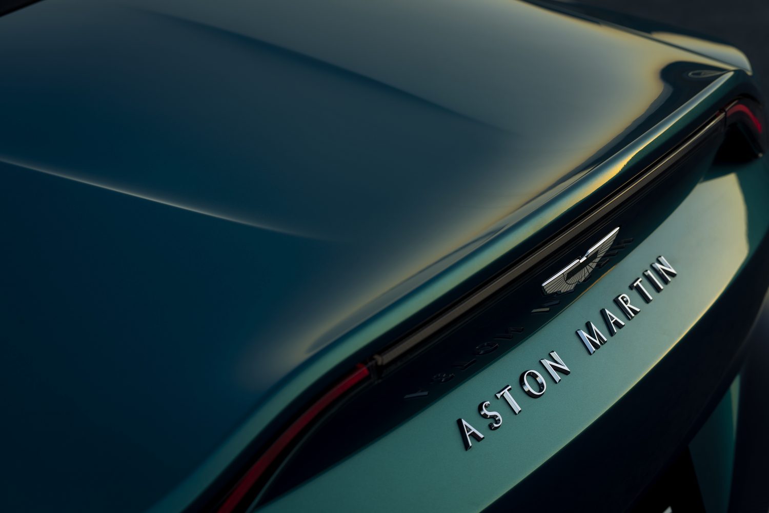 Aston Martin V12 Vantage Roadster unveiled