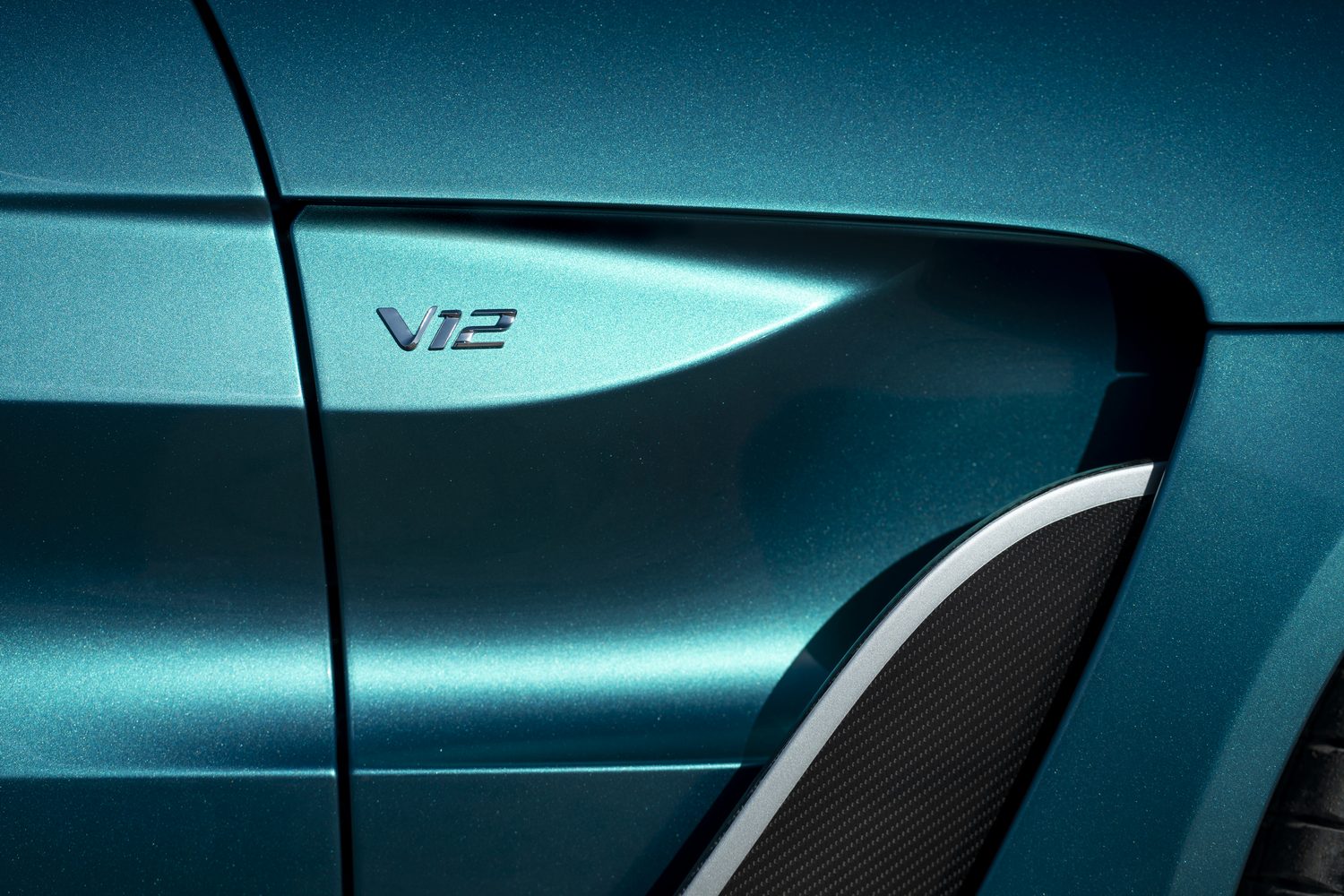 Aston Martin V12 Vantage Roadster unveiled