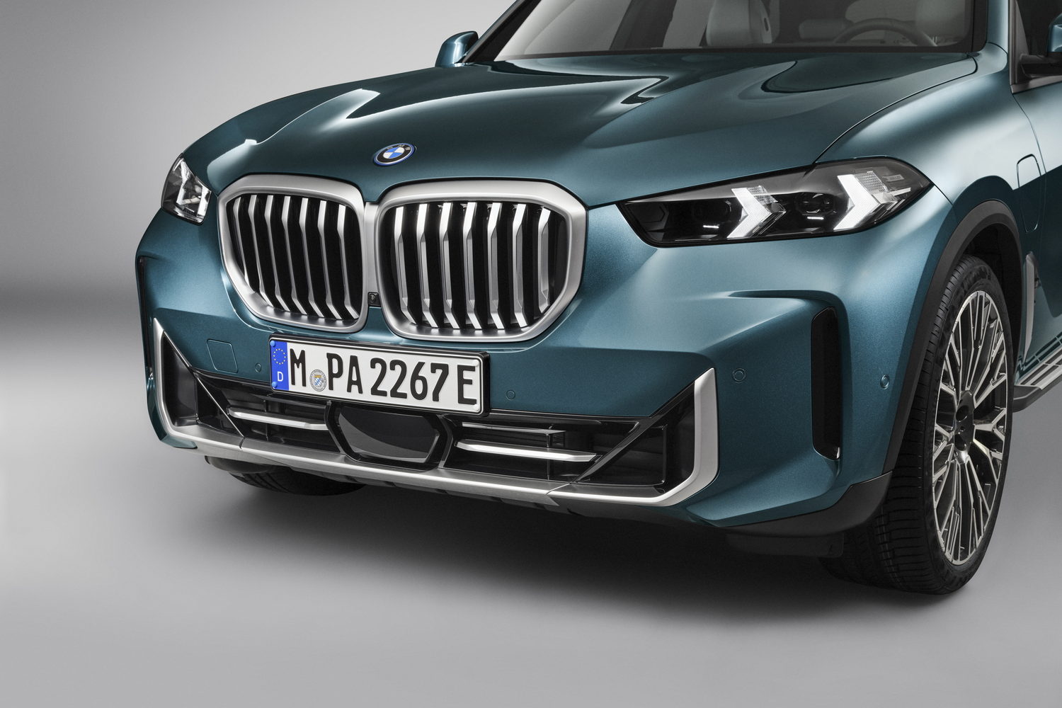 BMW refreshes X5 and X6 for 2023