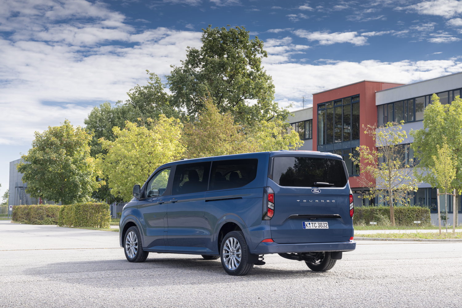 https://www.completecar.ie/img/galleries/12769/ford_tourneo_custom_minibus__summary__2024_003.jpg