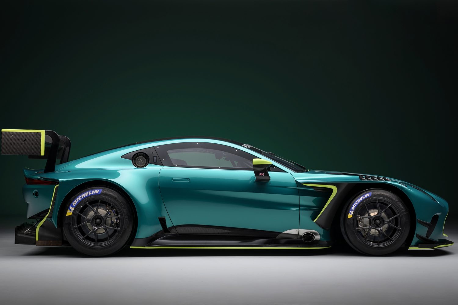 Aston Martin unveils Vantage GT3 racer
