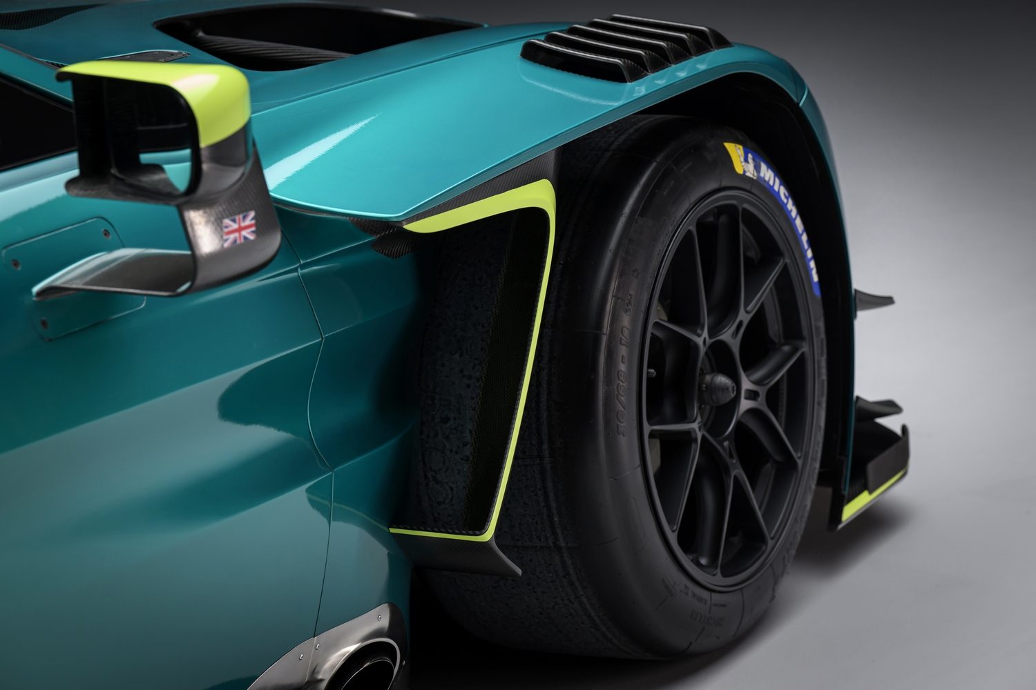Aston Martin unveils Vantage GT3 racer