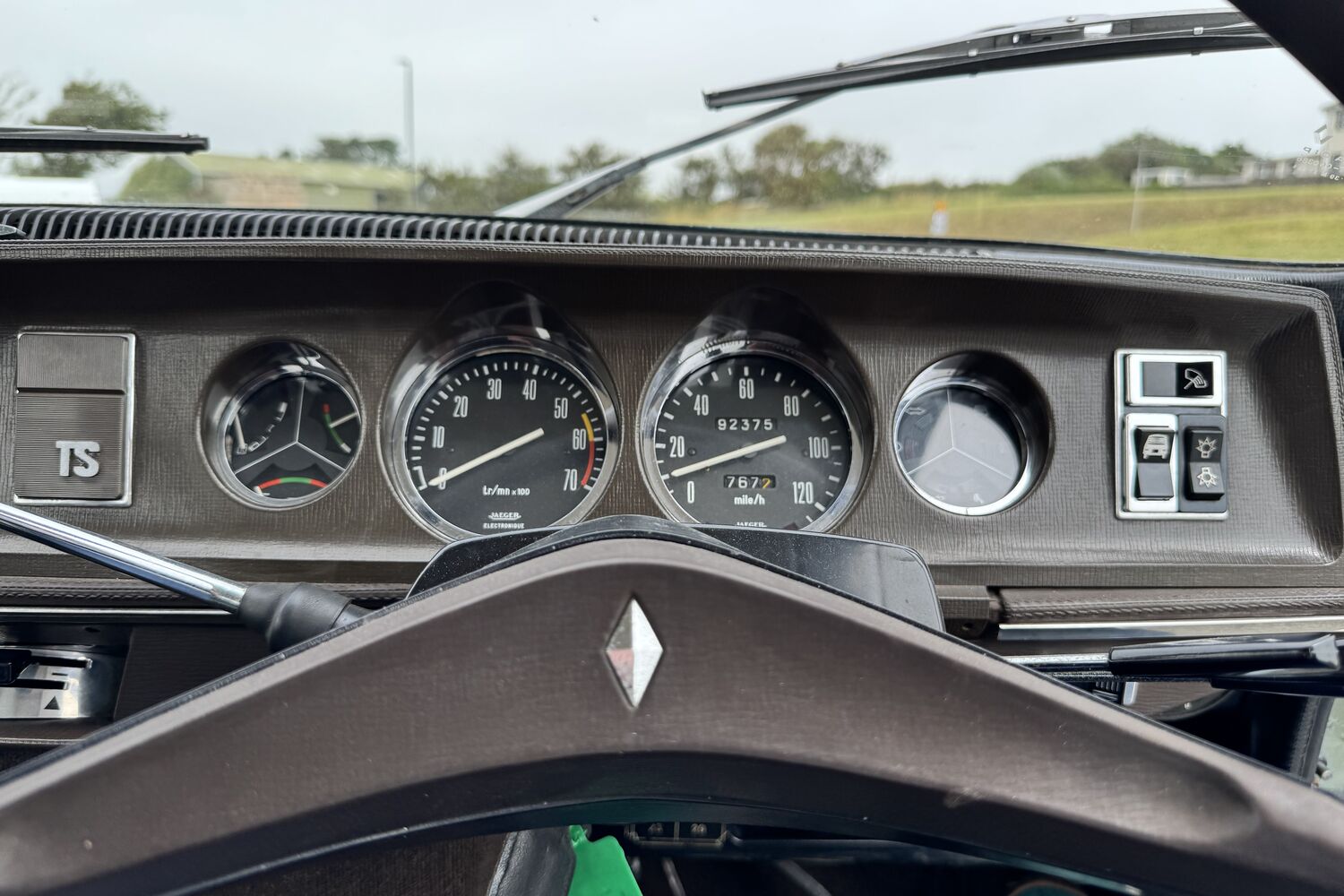 Renault 16 hits 60 and meets an electric descendent Renault 16 hits 60 and meets an electric descendent