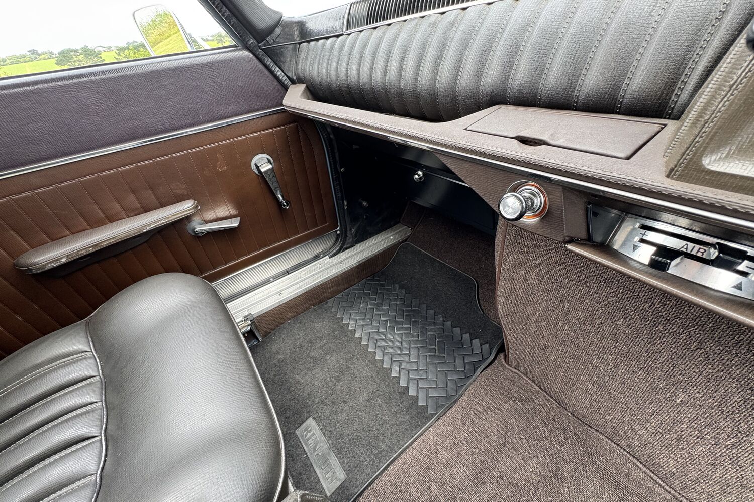 Renault 16 hits 60 and meets an electric descendent Renault 16 hits 60 and meets an electric descendent