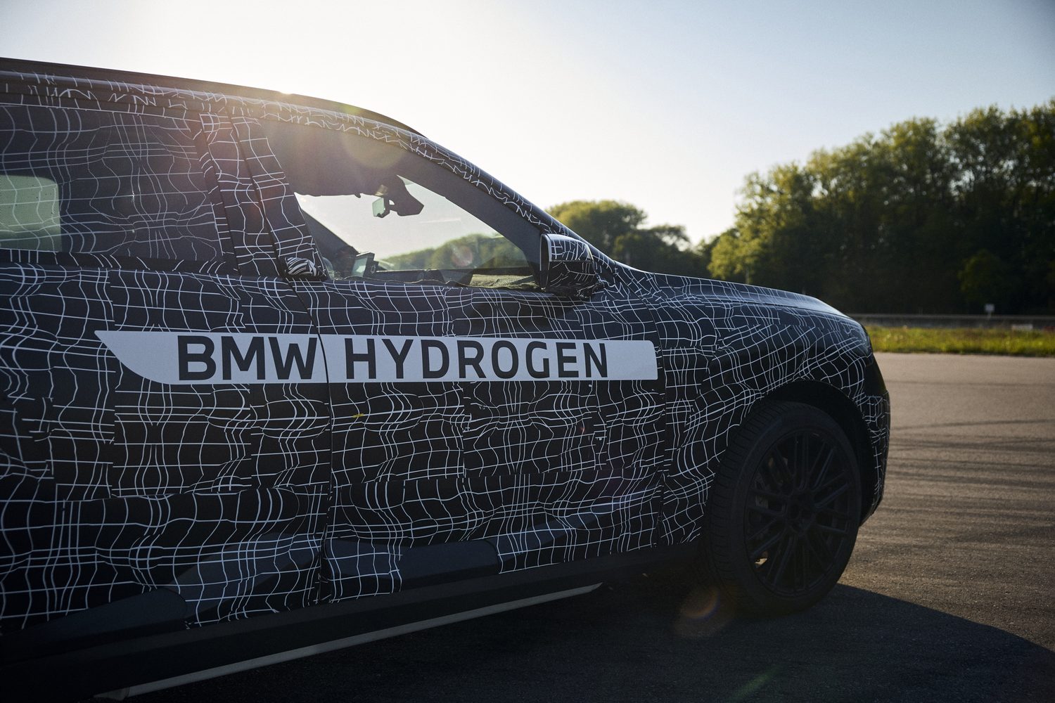 BMW iX5 with hydrogen power teased