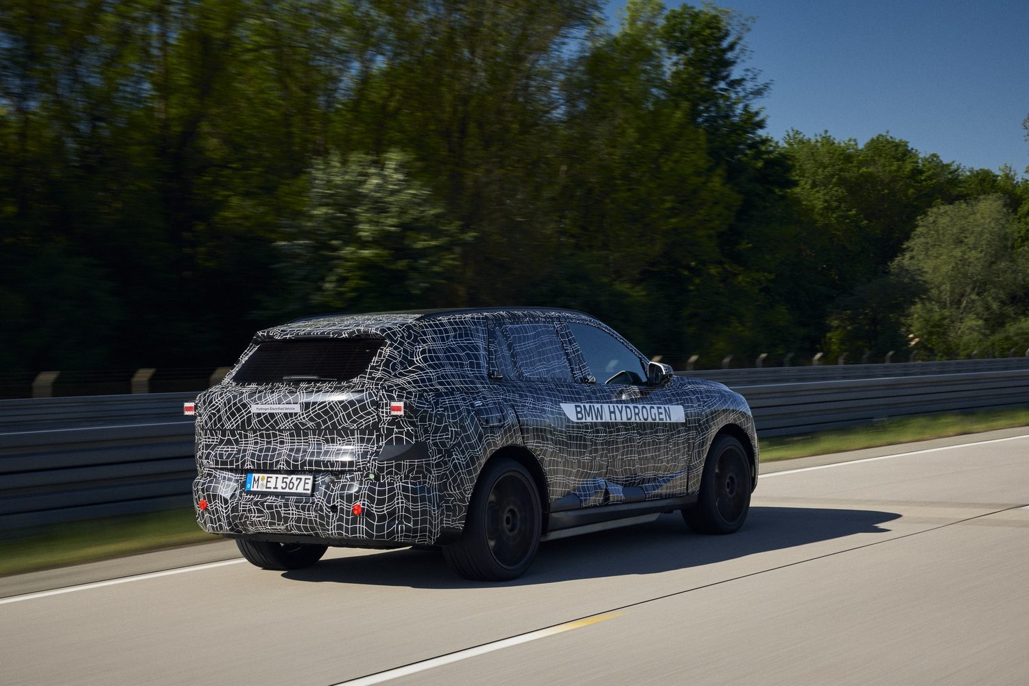 BMW iX5 with hydrogen power teased