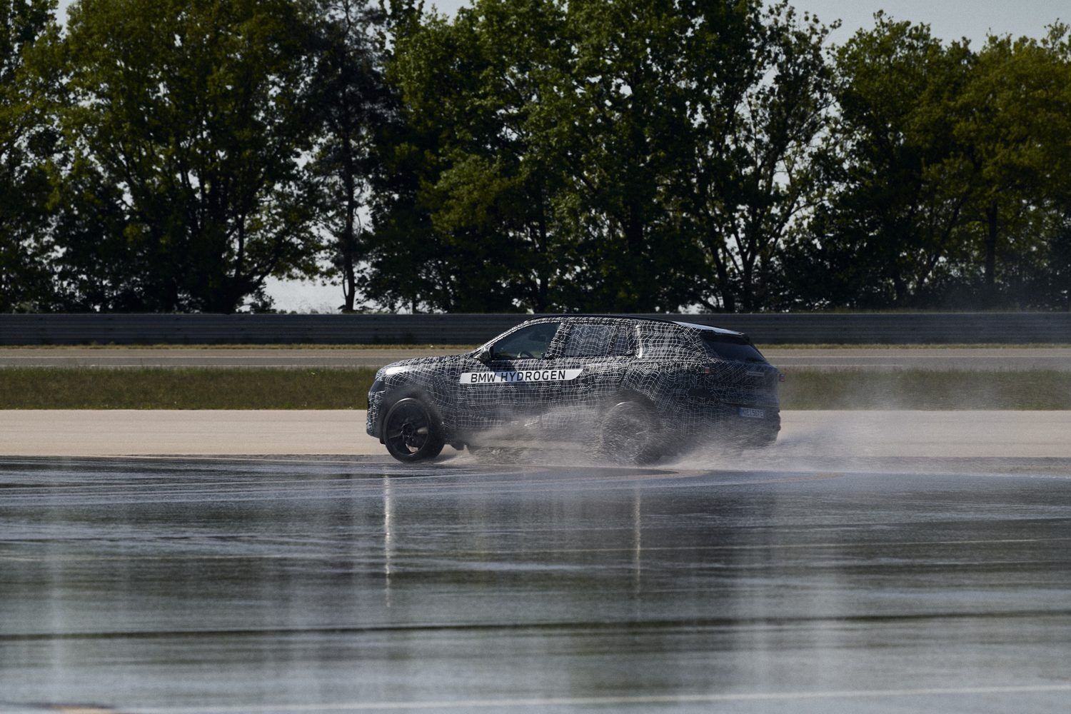 BMW iX5 with hydrogen power teased