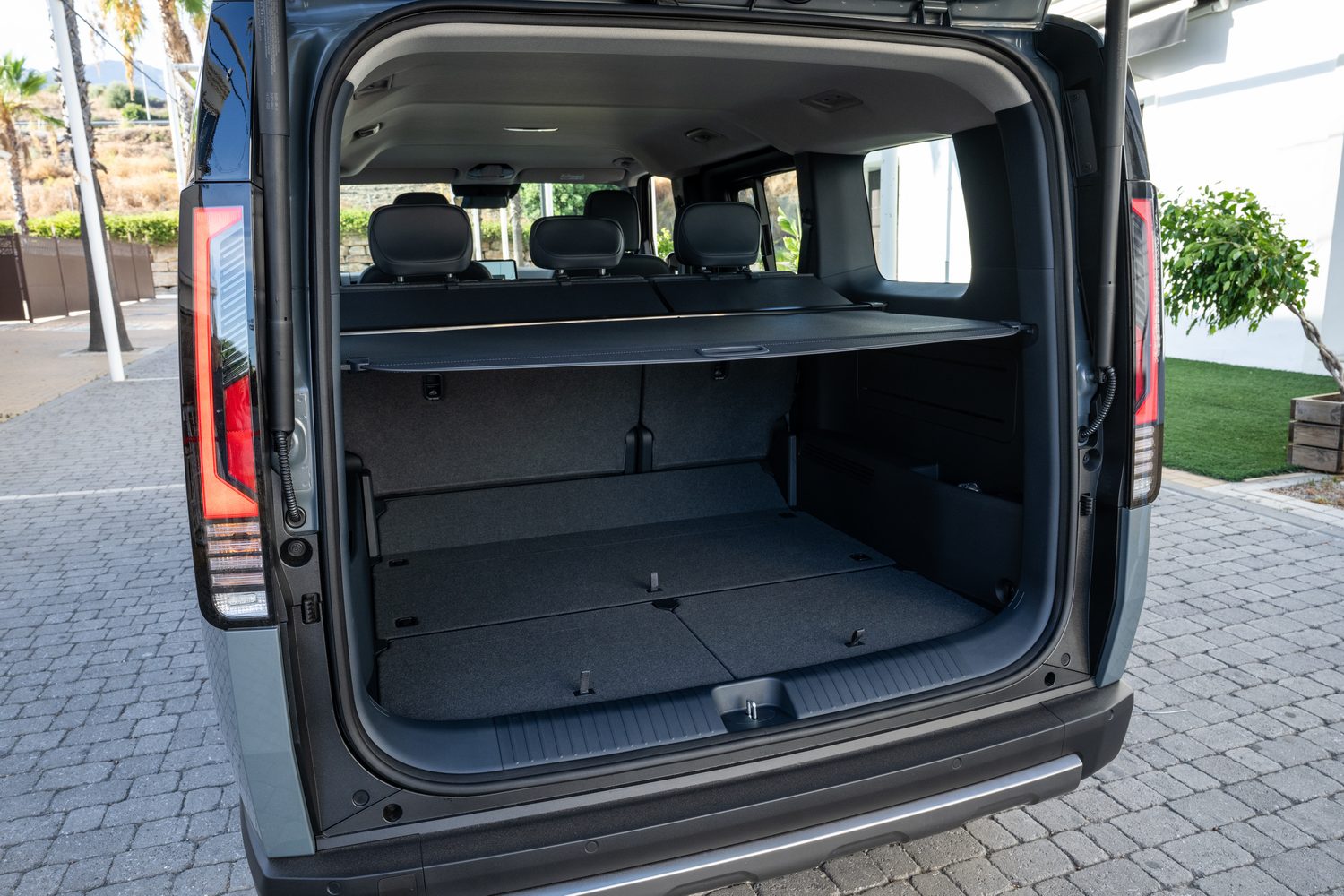 Kia PV5 Passenger (2026) Kia PV5 Passenger (2026)