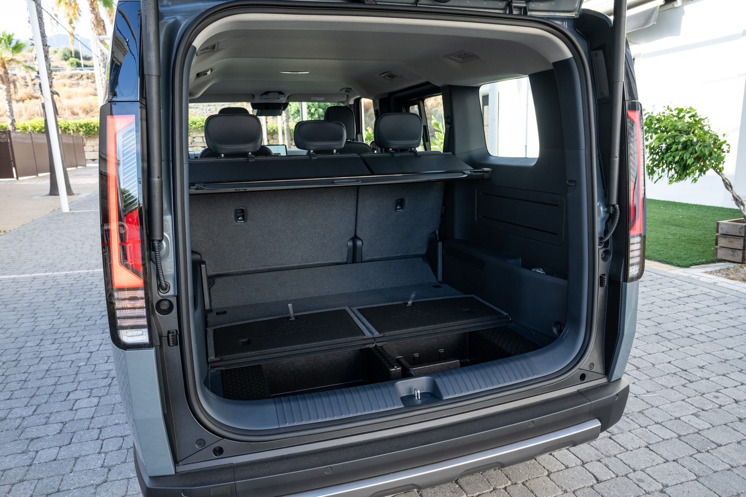 Kia PV5 Passenger (2026) Kia PV5 Passenger (2026)