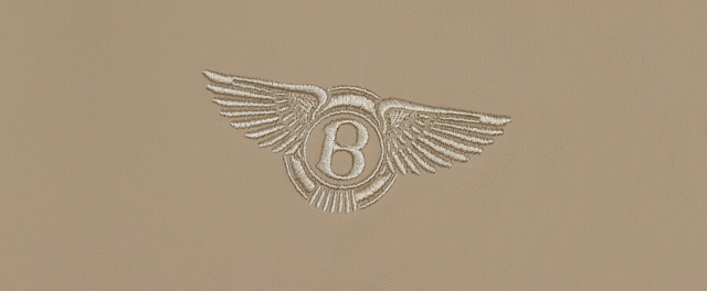 Zoom in to Bentley Mulsanne with Gigapixel image