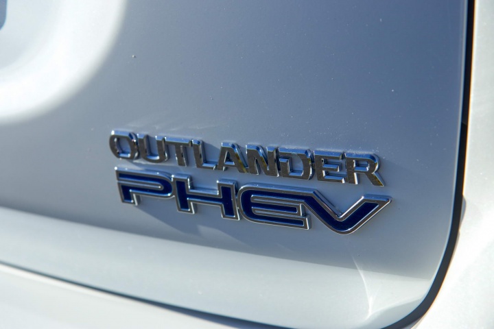 Mitsubishi Outlander PHEV hybrid (2018)