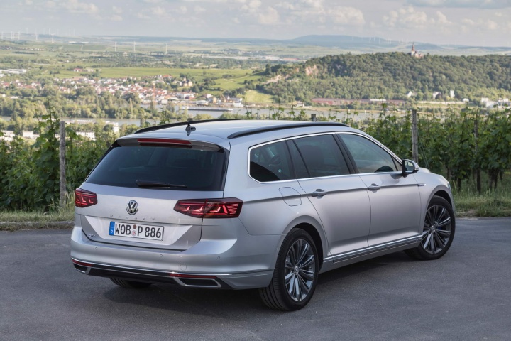 Volkswagen Passat GTE Estate (2020) | Reviews | Complete Car