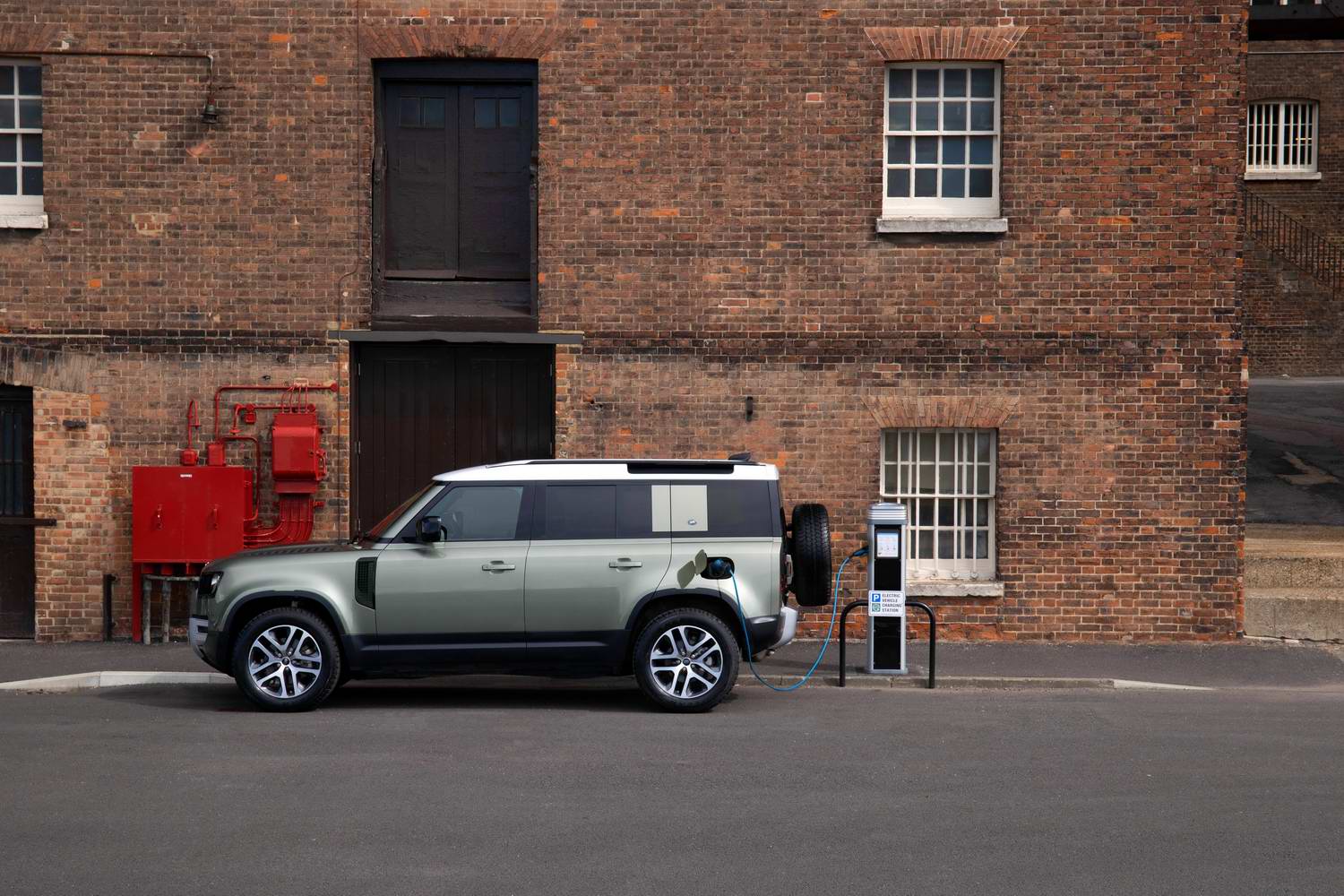 Car News | Land Rover Defender plug-in hybrid shown | CompleteCar.ie