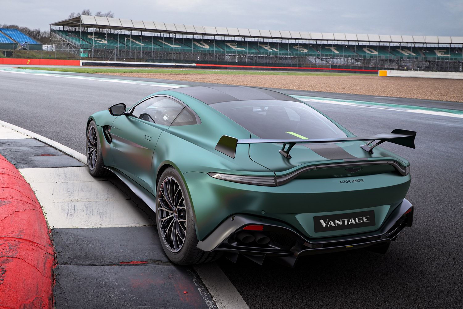 Aston Martin Vantage 2018 салон