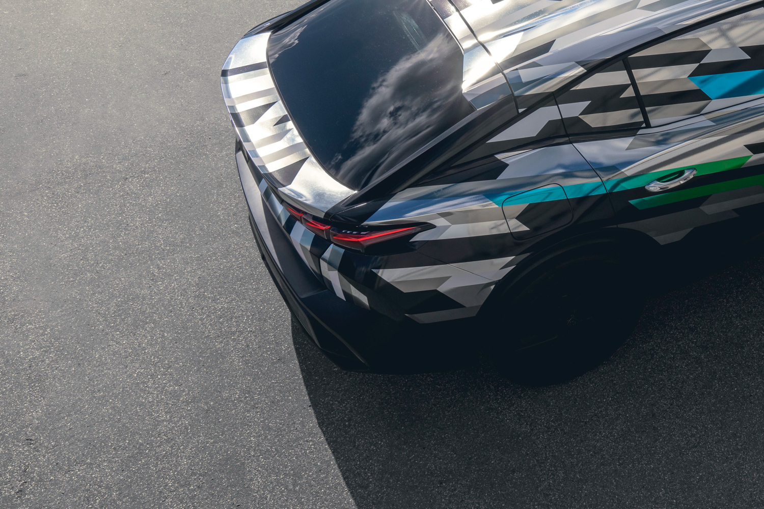Peugeot teases styling of new 408