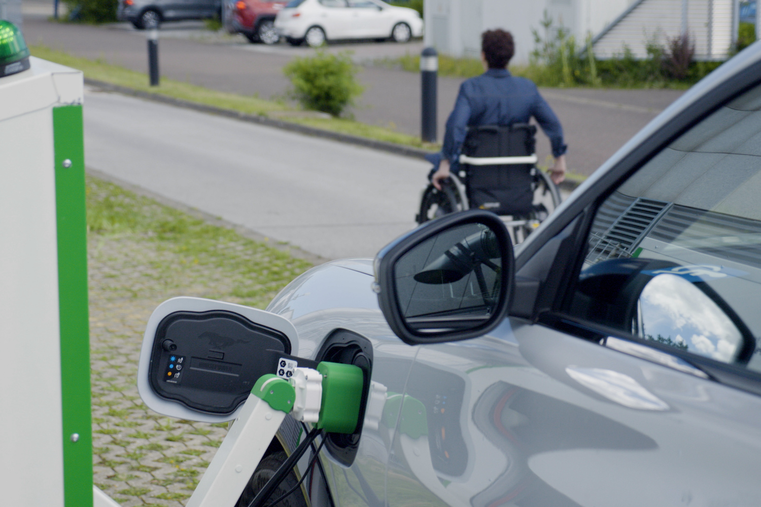 Car News | Ford develops robotic charging station