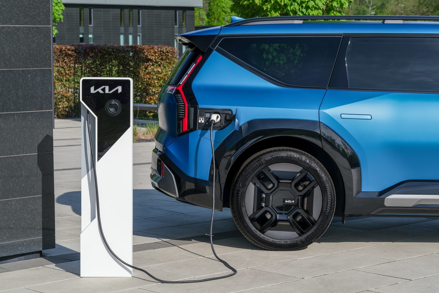 Seven-seat Kia EV9 gets a 541km range - car and motoring news by
