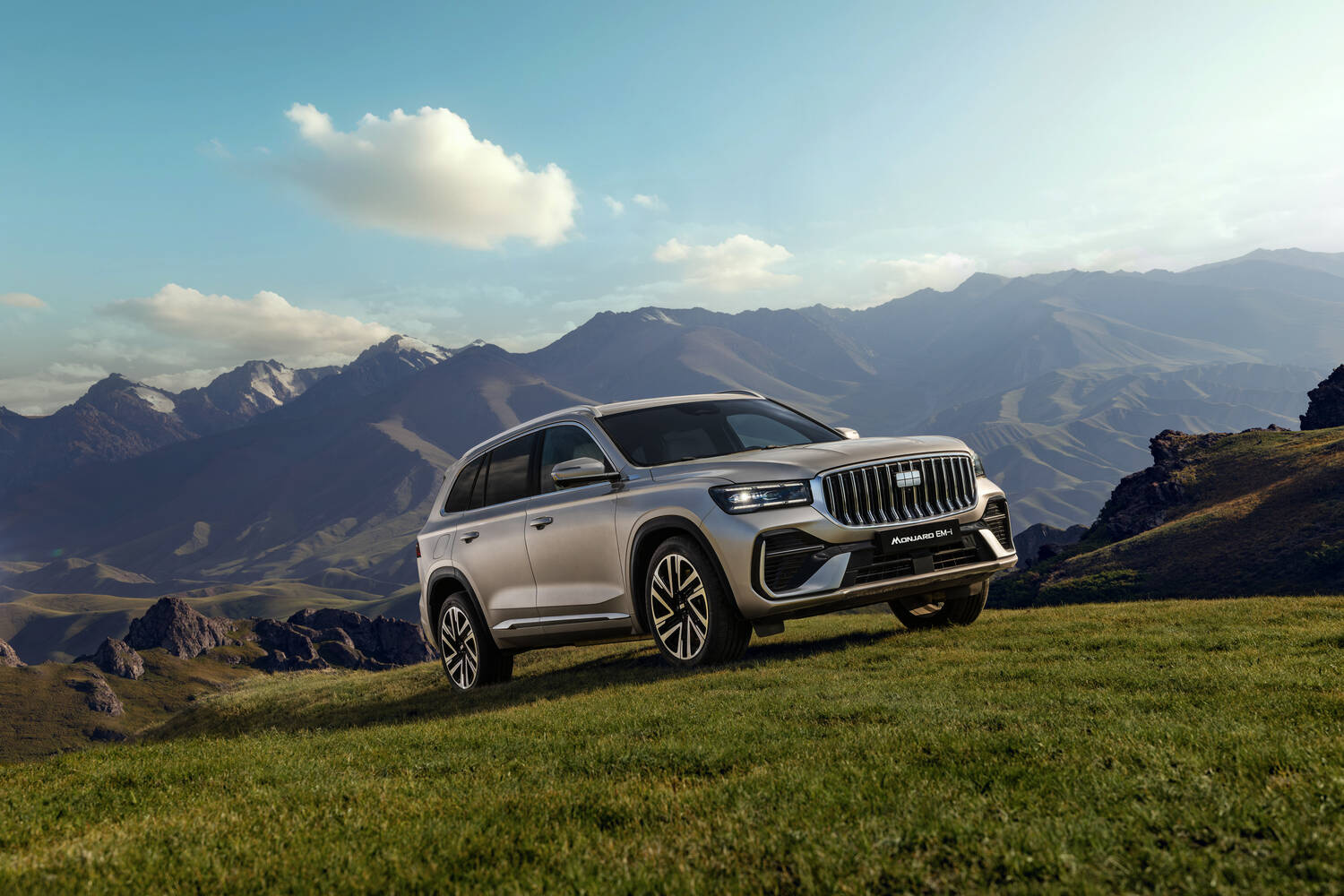 Geely Monjaro plug-in-hybrid SUV debuts at Paris Motor Show