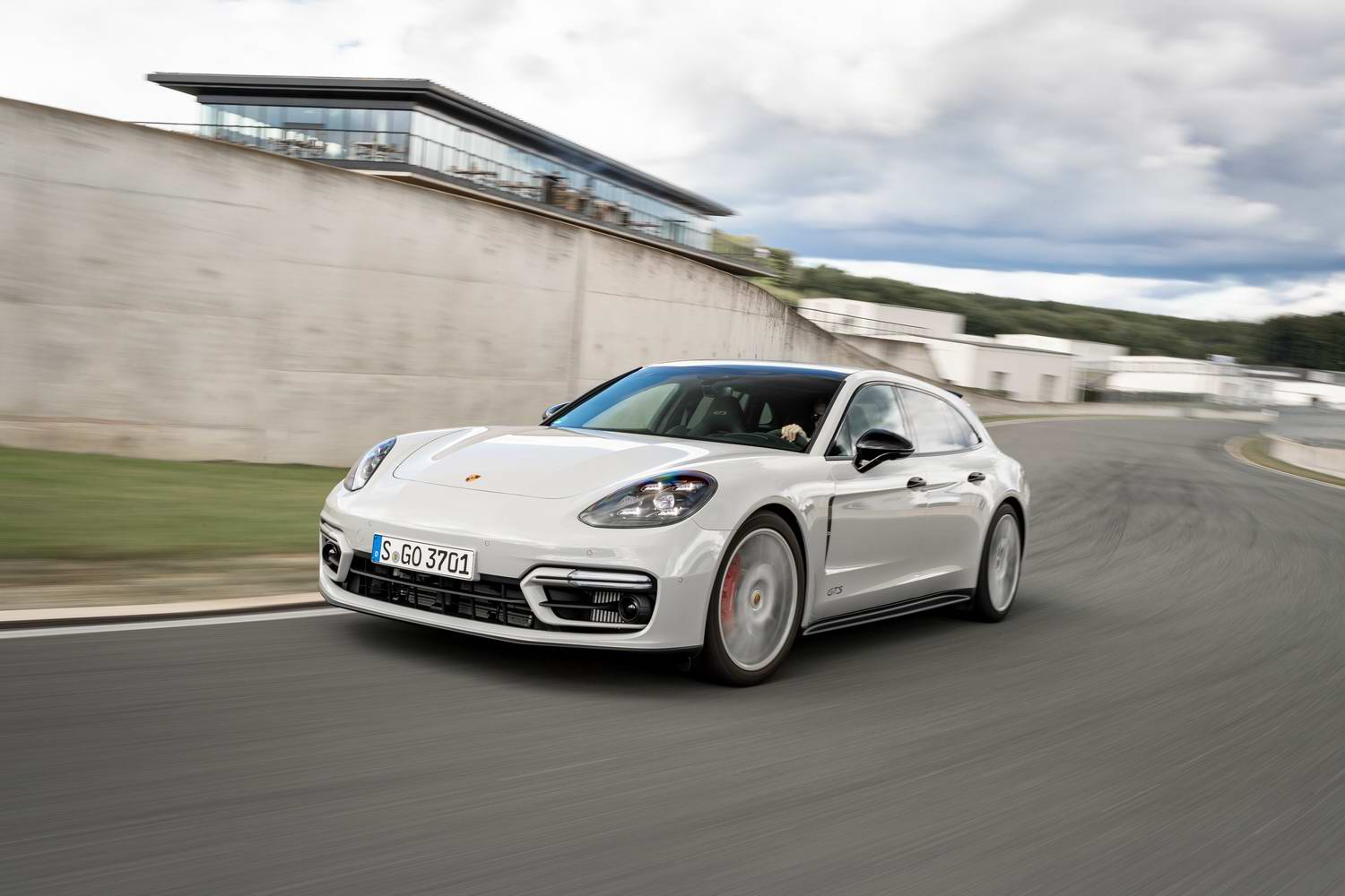 Car Reviews | Porsche Panamera Sport Turismo | CompleteCar.ie