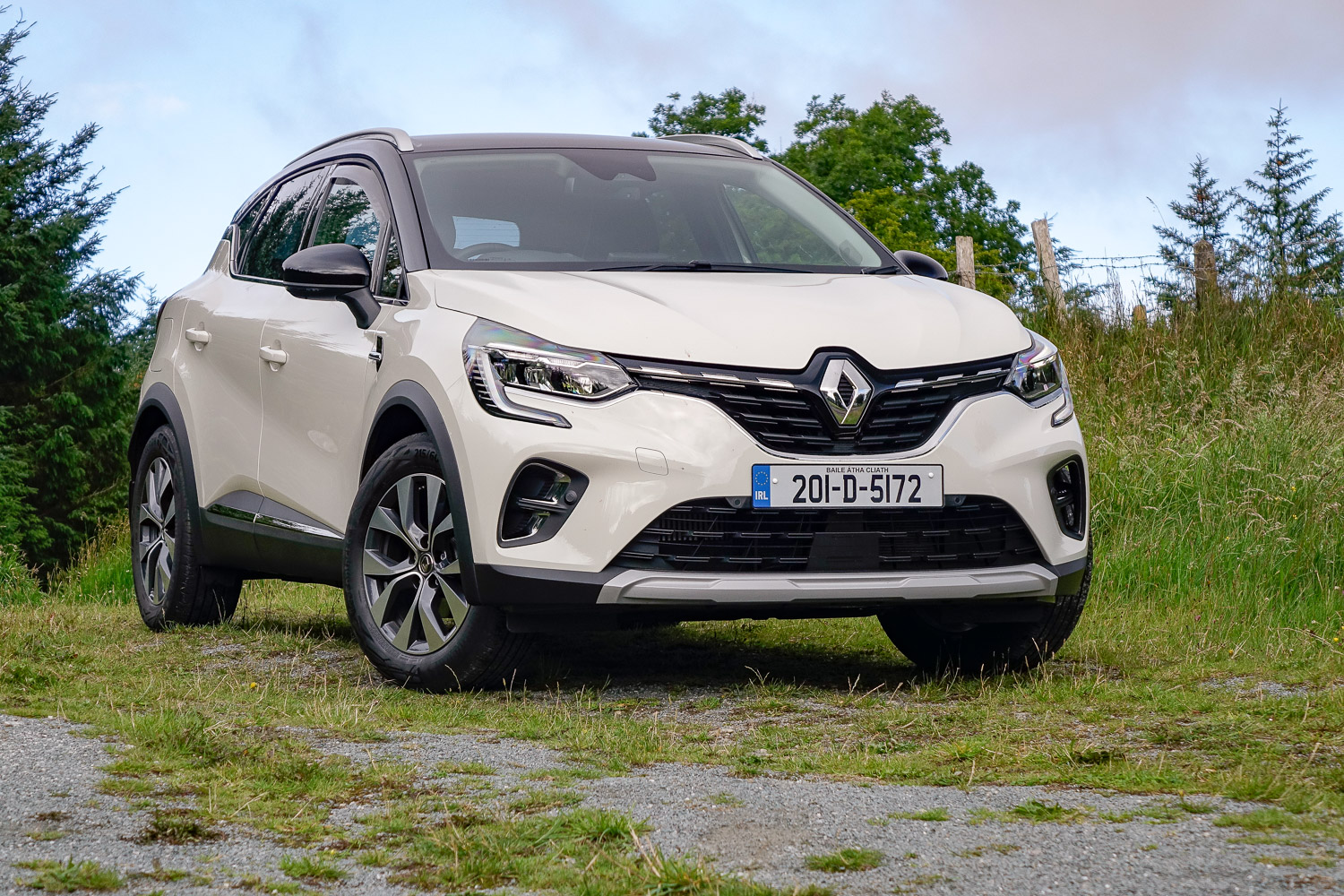 Car Reviews | Renault Captur E-Tech Hybrid | CompleteCar.ie