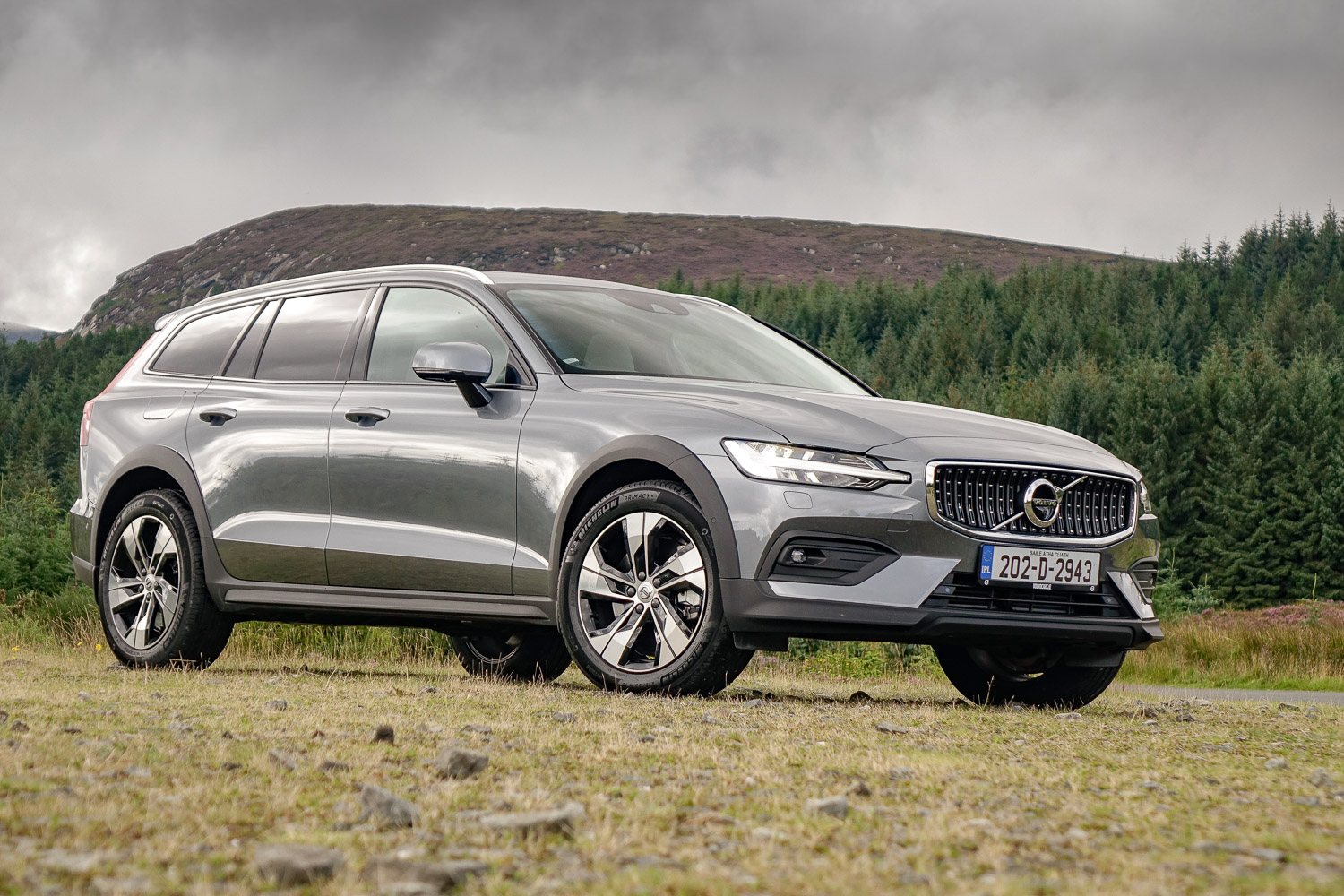 Car Reviews | Volvo V60 Cross Country D4 diesel (2020) | CompleteCar.ie