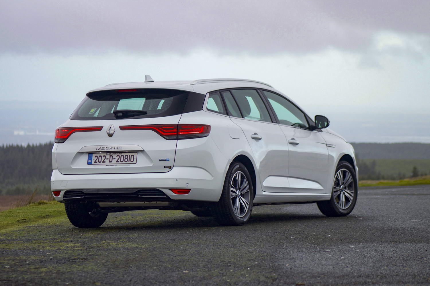 Car Reviews | Renault Megane Sport Tourer E-Tech (2021) | CompleteCar.ie