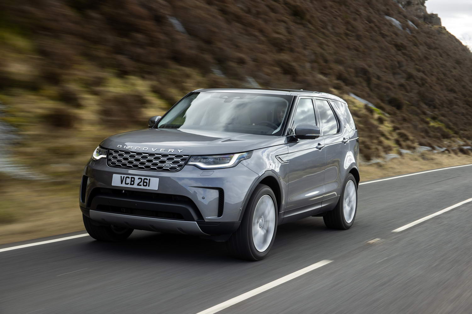 Car Reviews | Land Rover Discovery D300 (2021) | CompleteCar.ie