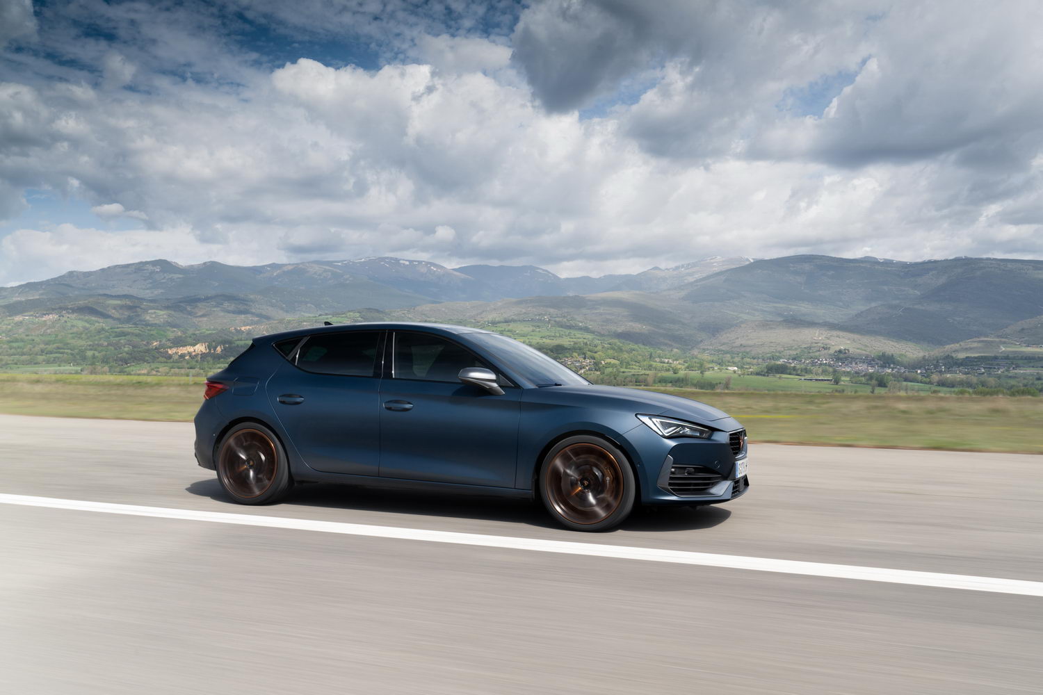 Car Reviews | Cupra Leon 2.0 TSI 300 (2021) | CompleteCar.ie
