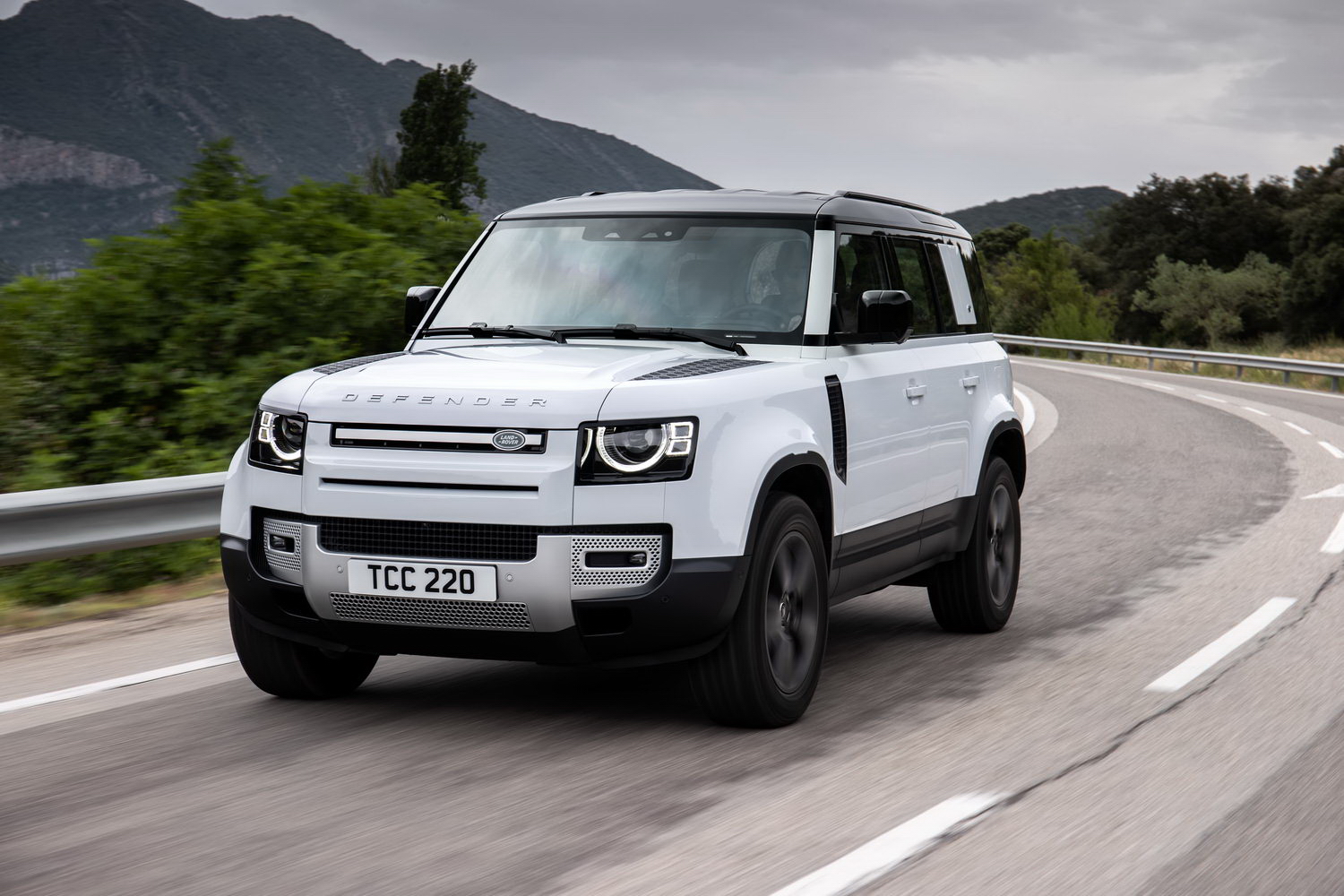 Car Reviews | Land Rover Defender P400e hybrid (2021) | CompleteCar.ie