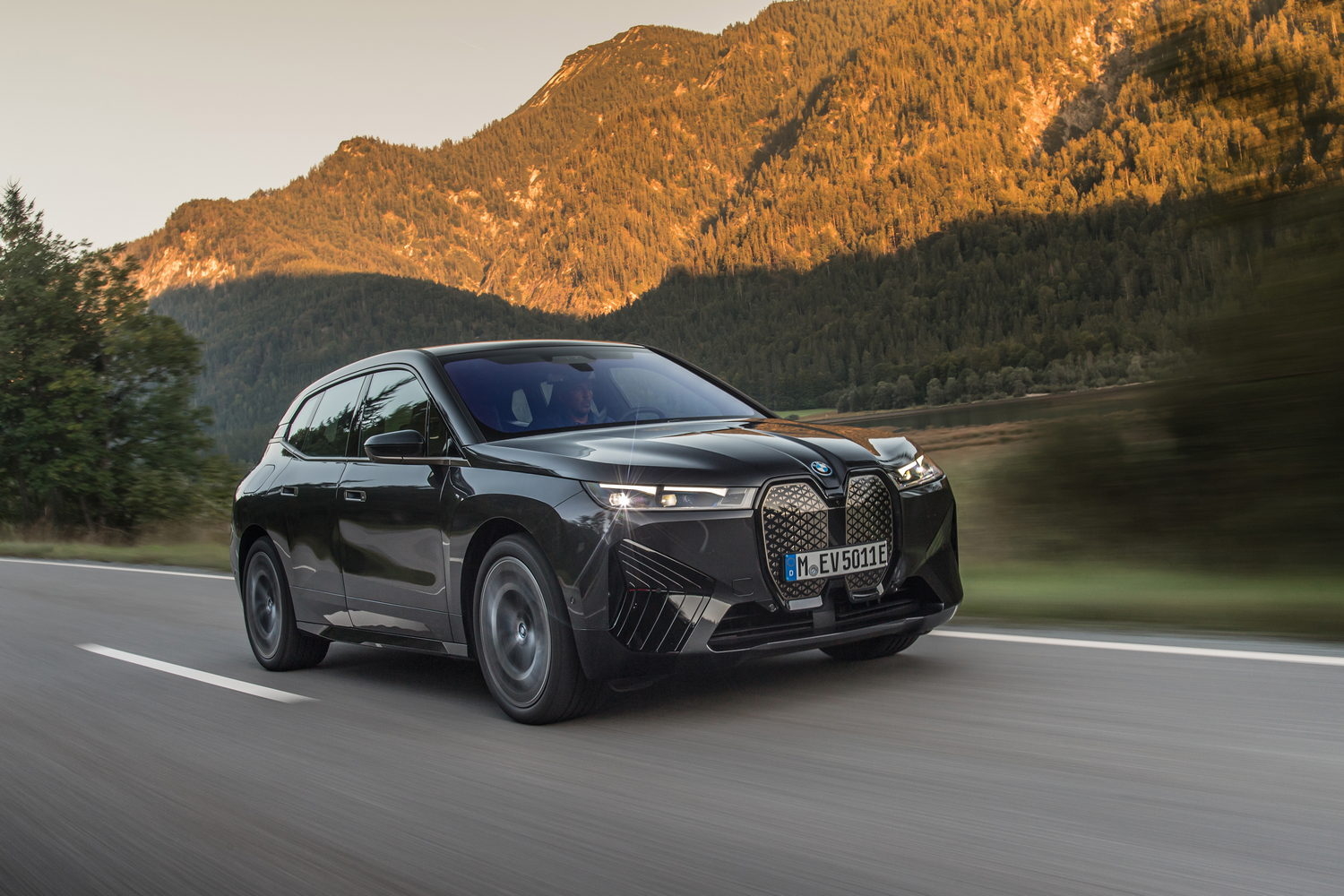 Car Reviews | BMW iX xDrive50 (2022) | CompleteCar.ie
