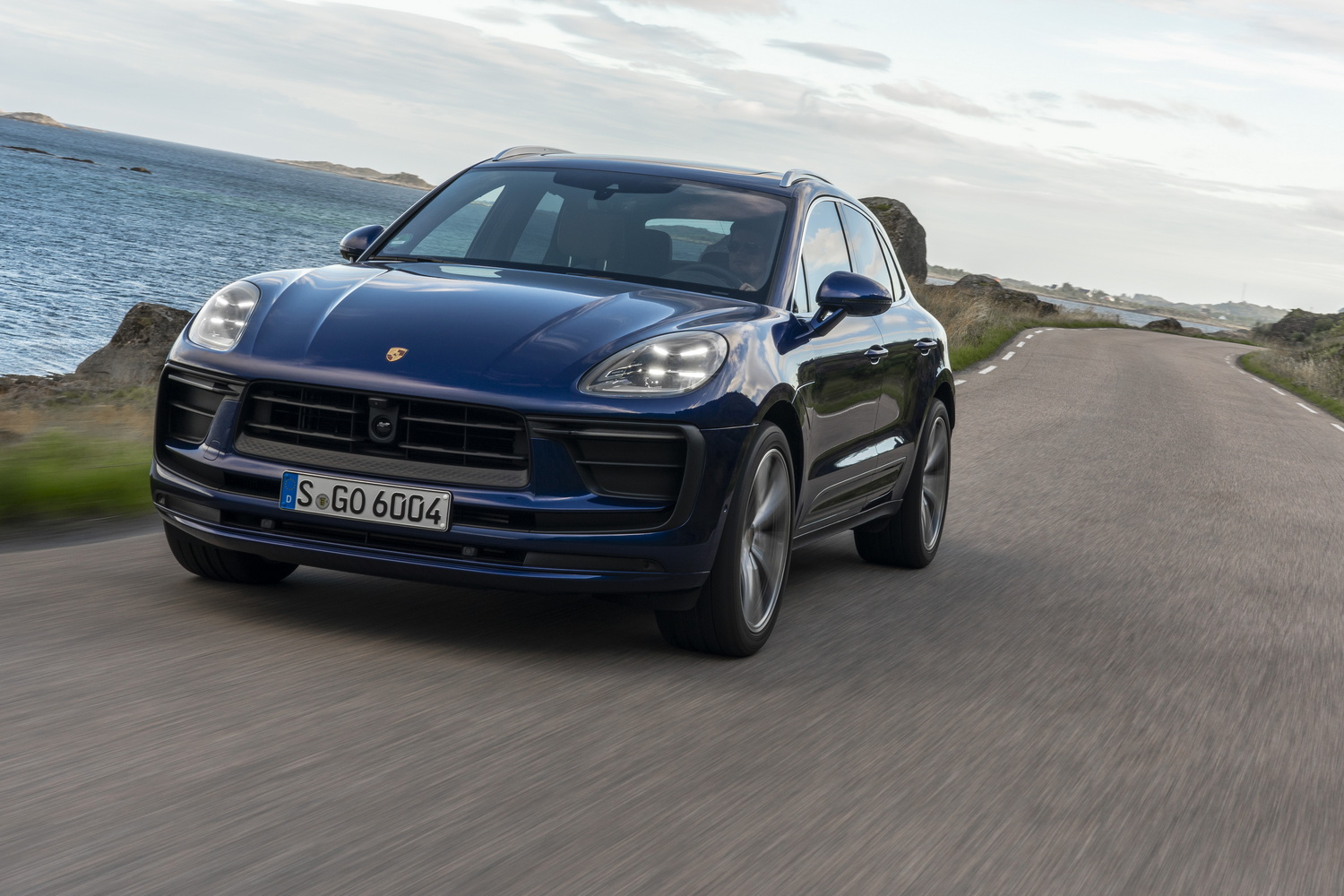Car Reviews | Porsche Macan 2.0 petrol (2022) | CompleteCar.ie